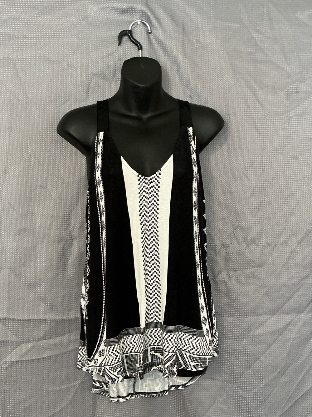 Women's Black and White Patterned V-Neck Camisole